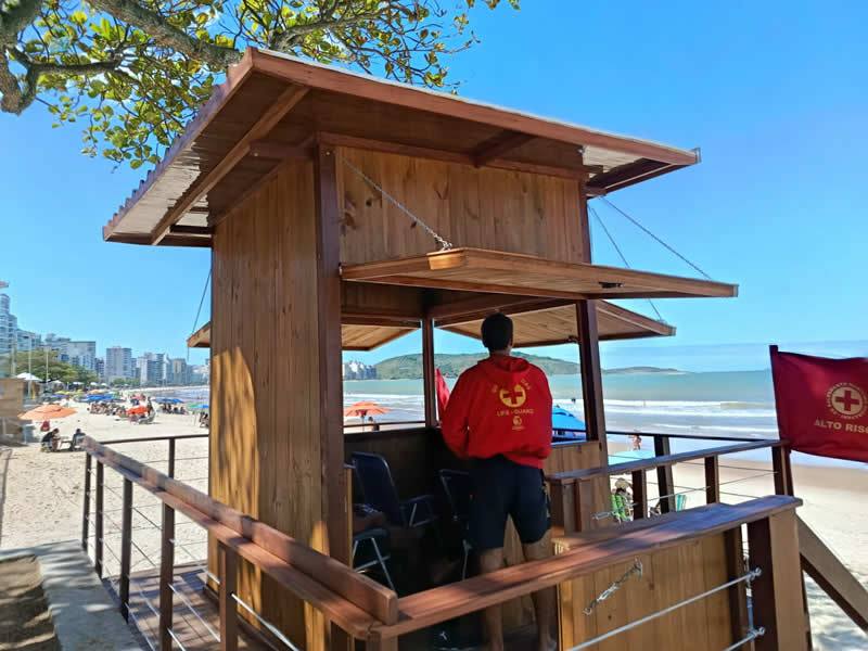 Novos postos elevados para guarda-vidas na Praia do Morro